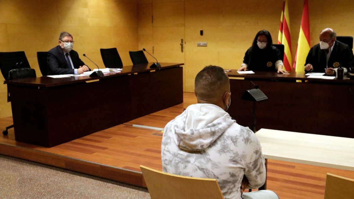 Jutgen un acusat de violar una noia a Figueres, gravar-ho amb vídeo i demanar-li diners per no difondre les imatges