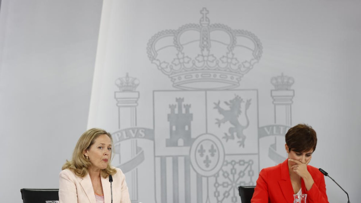 La vicepresidenta primera i ministra d'Assumptes Econòmics i Transformació Digital, Nadia Calviño, i la portaveu del Govern espanyol i ministra de Política Territorial, Isabel Rodríguez, durant la roda de premsa celebrada després de la reunió del Consell de Ministres.