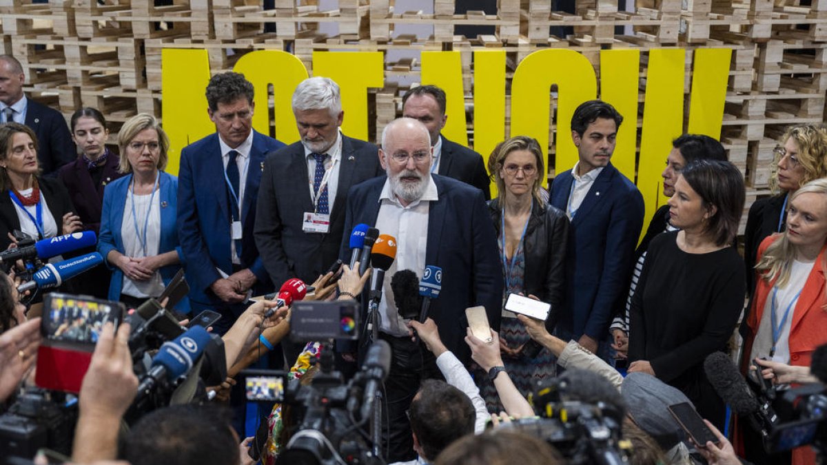 Frans Timmermans, vicepresidente de la Comisión Europea, habla en una conferencia de prensa.