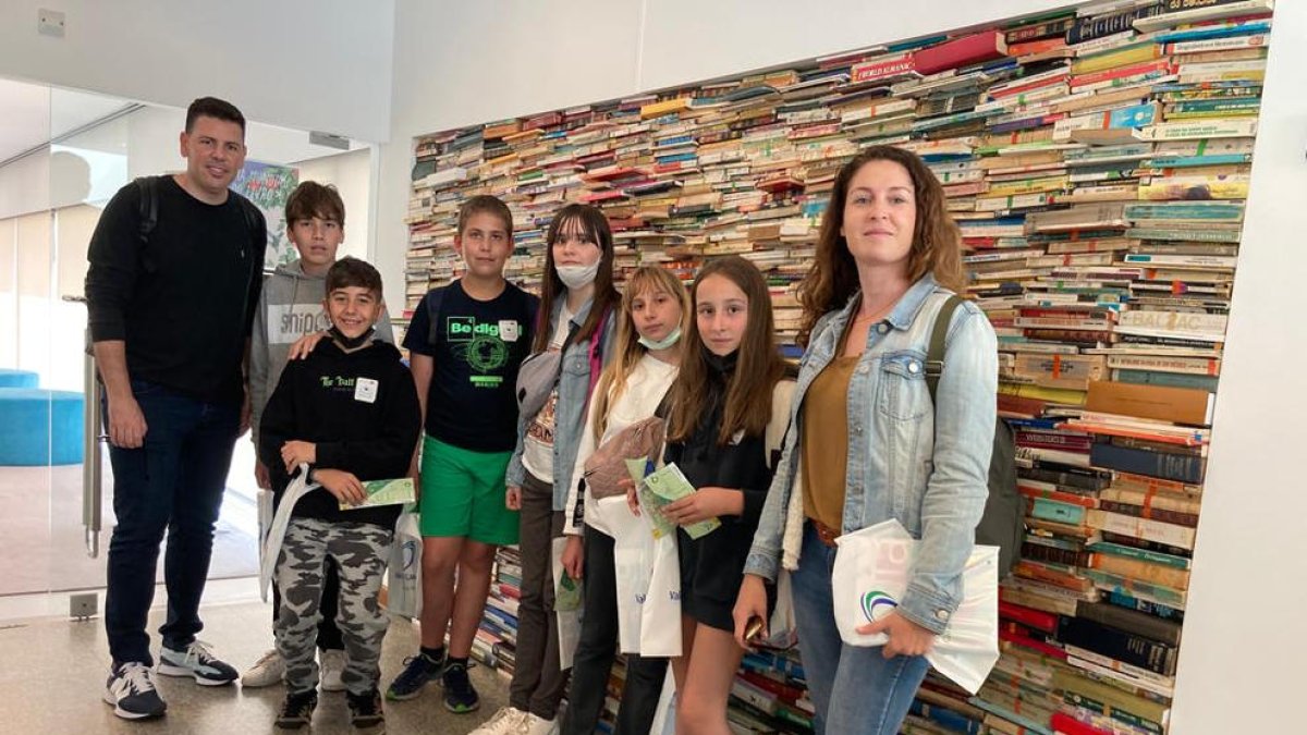 Sis alumnes i dos docents del col·legi Riu Segre, a Portugal.