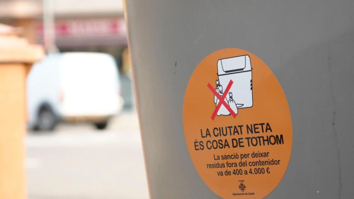 L’adhesiu col·locat als contenidors.