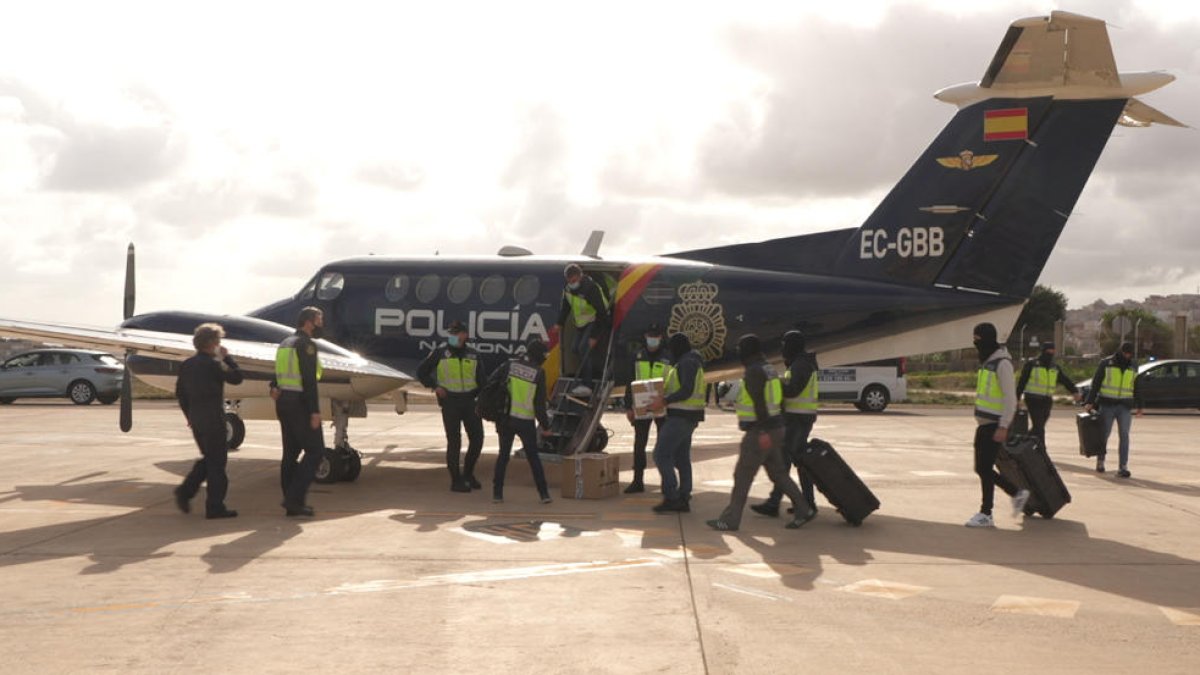 El reportatge segueix agents policials durant una investigació.