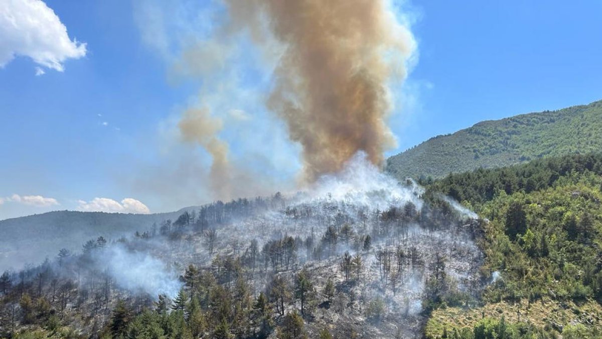 Imatge de l’incendi de Bonansa, en una zona boscosa de difícil accés.