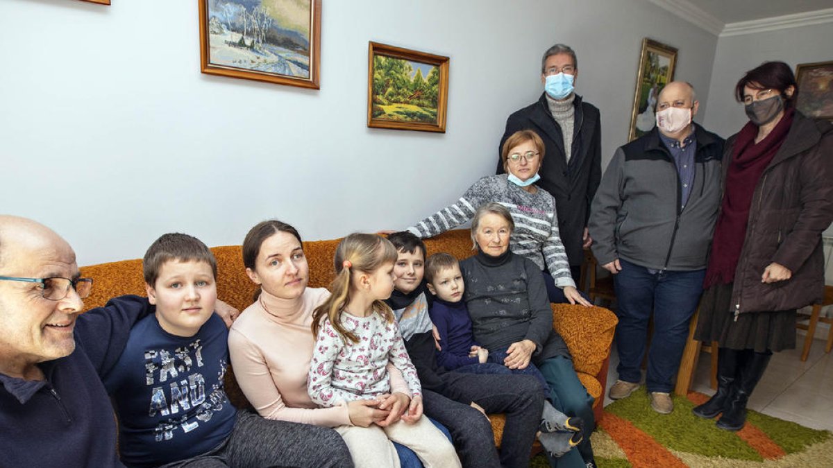 Una odissea de 4 dies. La família va haver de seguir un periple d'autocars des de Lviv a Cracòvia, a Polònia. Els bombers els van acompanyar fins dissabte i els van traslladar a l'aeroport. Al centre, Uliana amb els tres fills