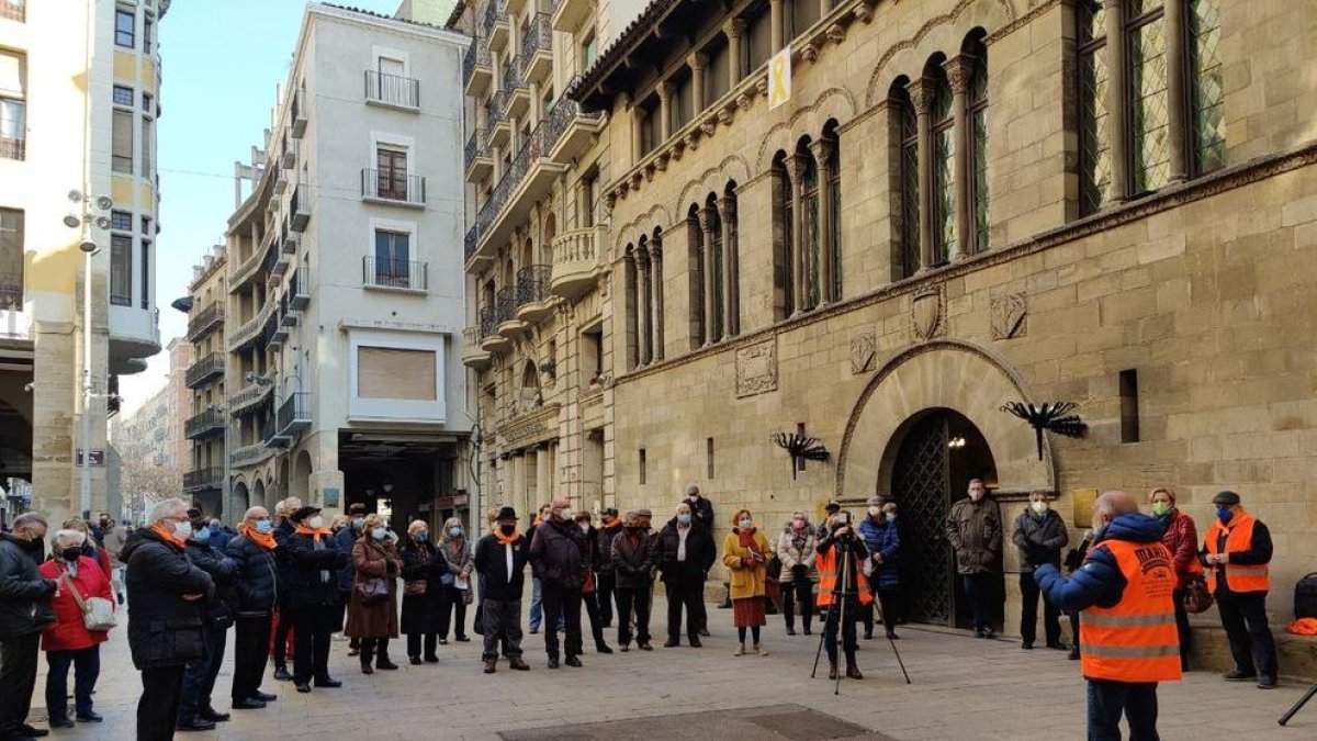 La concentración se convocó en la Plaça de la Paeria y asistieron una treintena de personas.