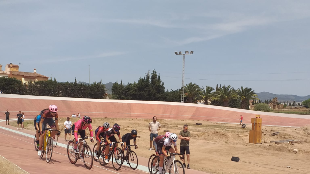 Alguns ciclistes, durant la celebració del campionat.