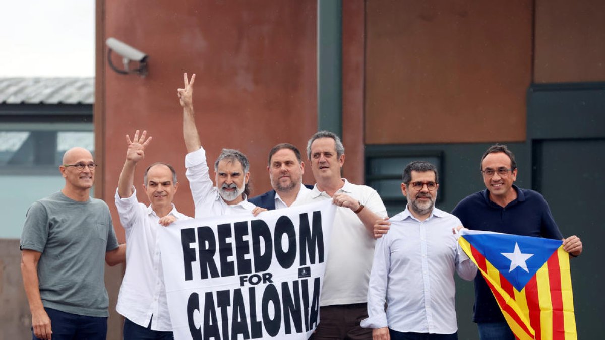 Els presos del procés van sortir de Lledoners després que el Suprem ordenés excarcerar-los.