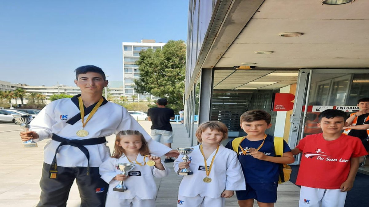 Alguns dels medallistes del club Do San Lee.