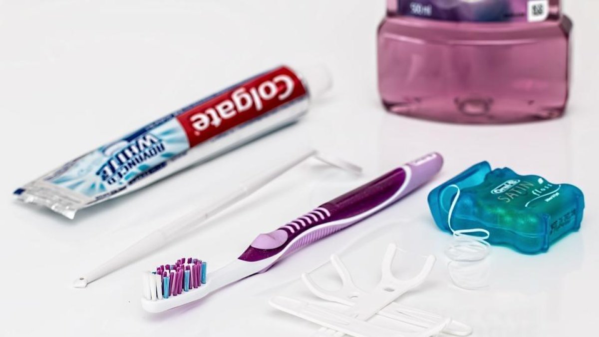 ¿El hilo dental antes que el cepillado?