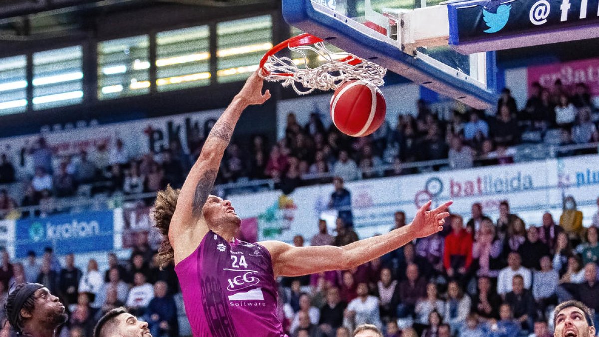 Michael Carrera pica el cèrcol de l’Alacant a l’acció més espectacular del partit d’ahir.