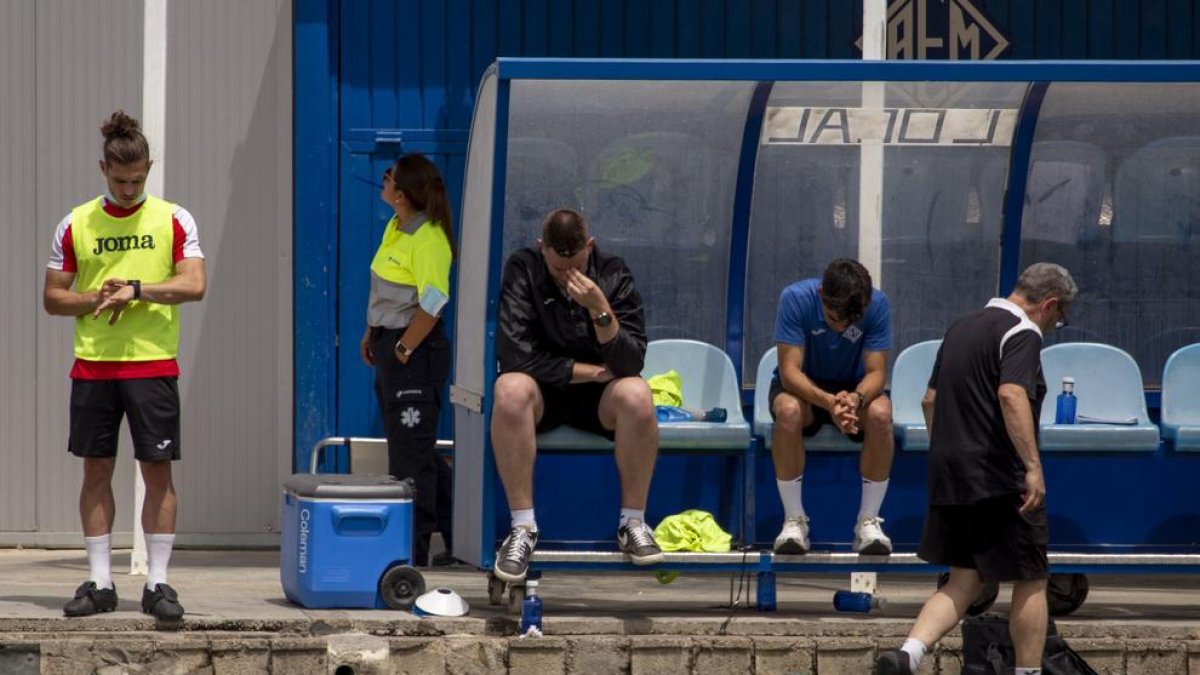 La banqueta de l'AEM durant el partit
