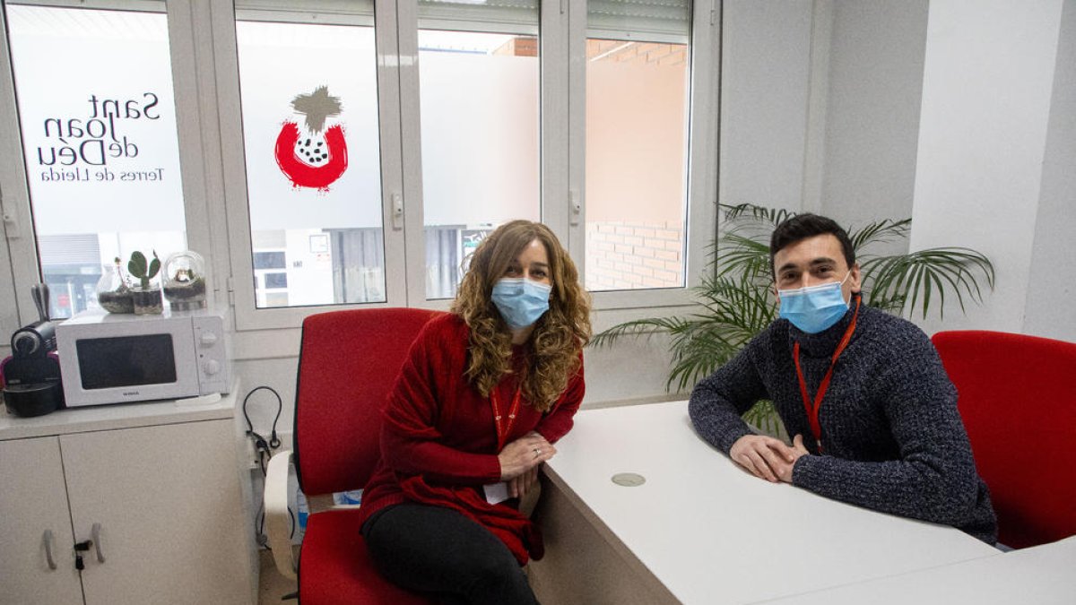 Sheila Muñoz y Albert Camus, profesionales de Sant Joan de Déu Terres de Lleida.