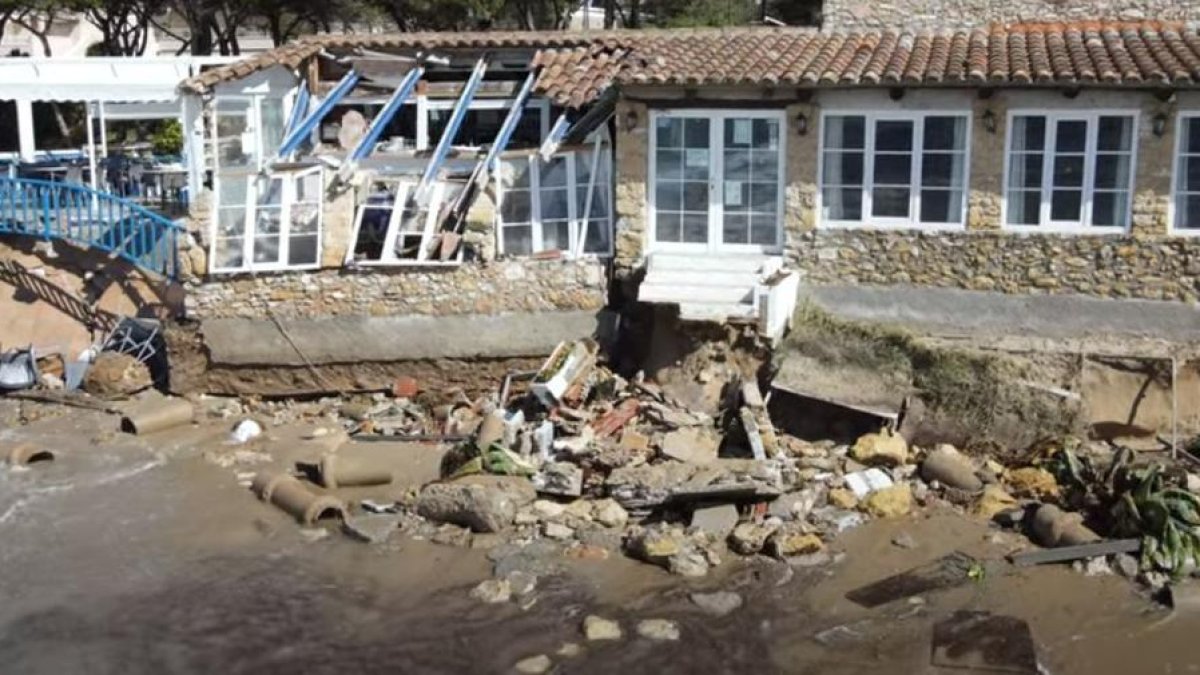 VÍDEO | El temporal provoca el hundimiento de la terraza de un restaurante de Altafulla