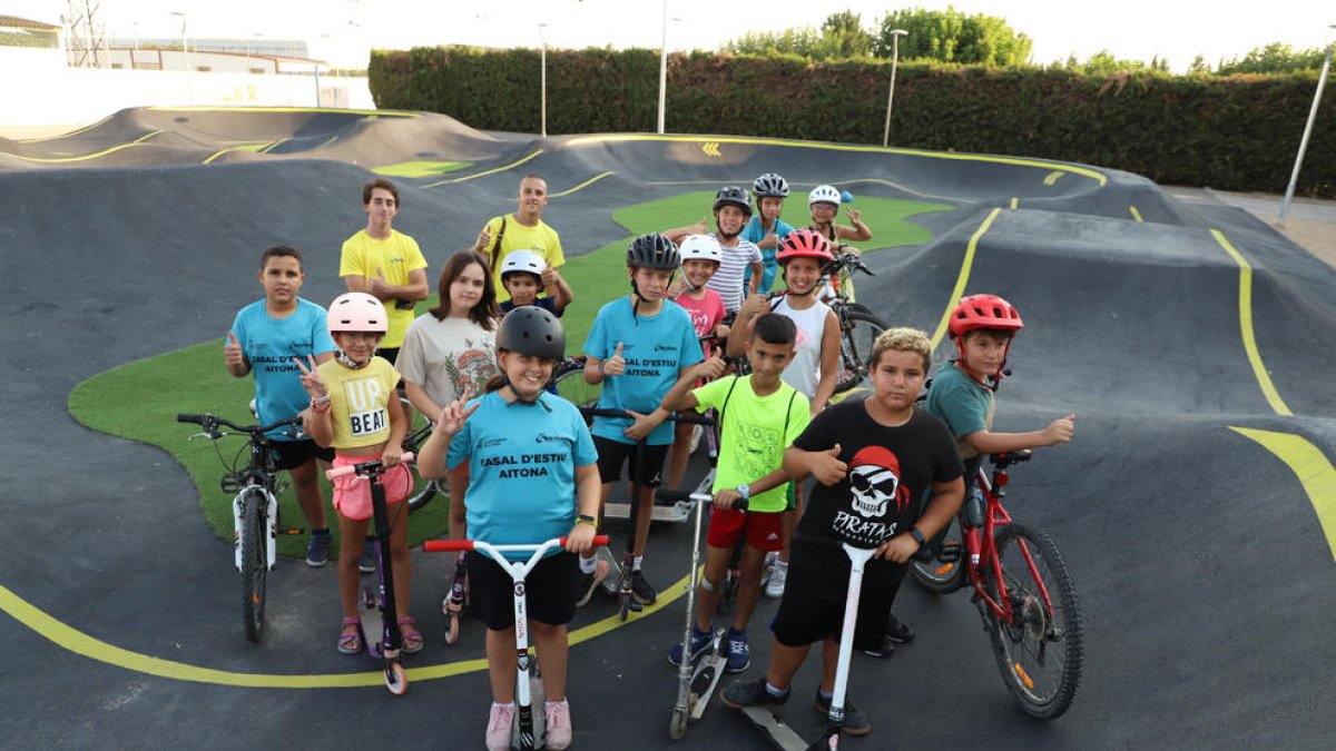 Nens i nenes d’Aitona ahir al pumptrack.