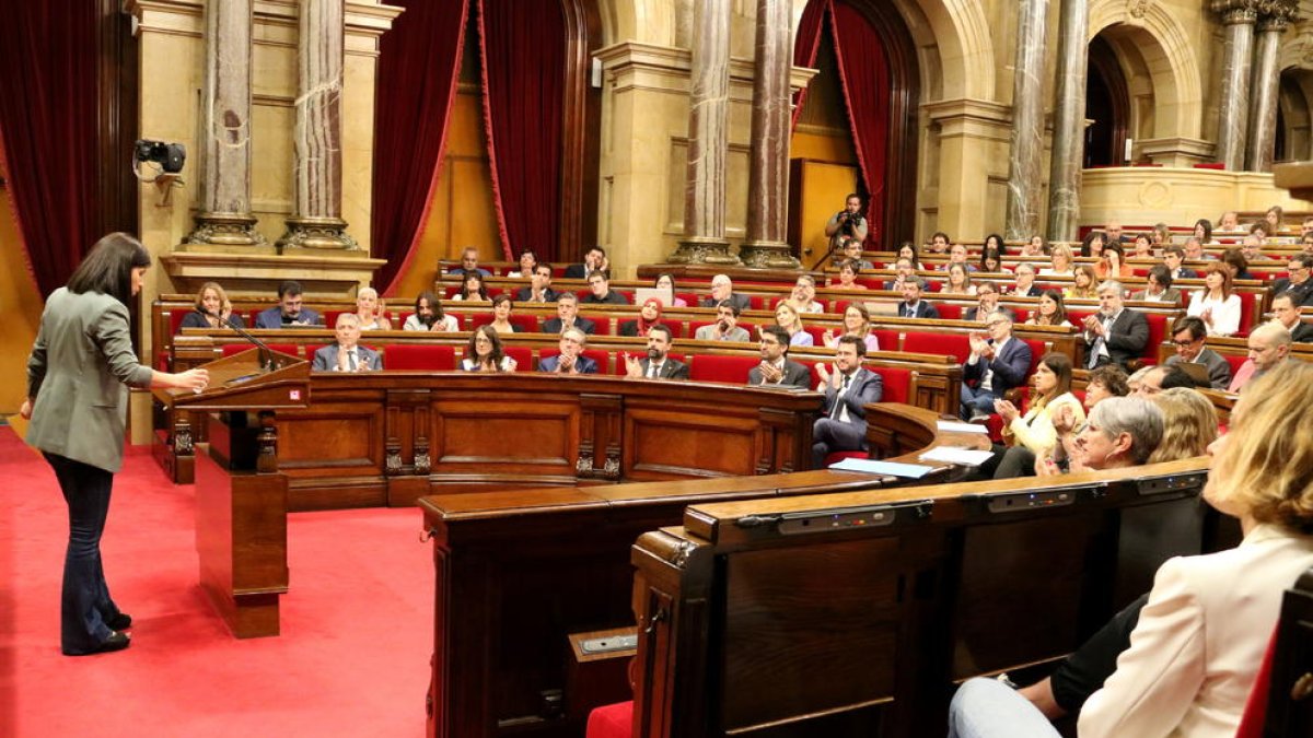 Diputats del Parlament aplaudeixen la portaveu d'ERC, Marta Vilalta, després del seu discurs al ple de la cambra catalana.