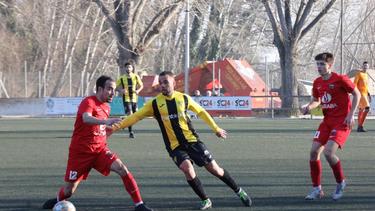 Berbegal, de l’Alpicat, prova de defensar la pilota davant d’un defensa rival.