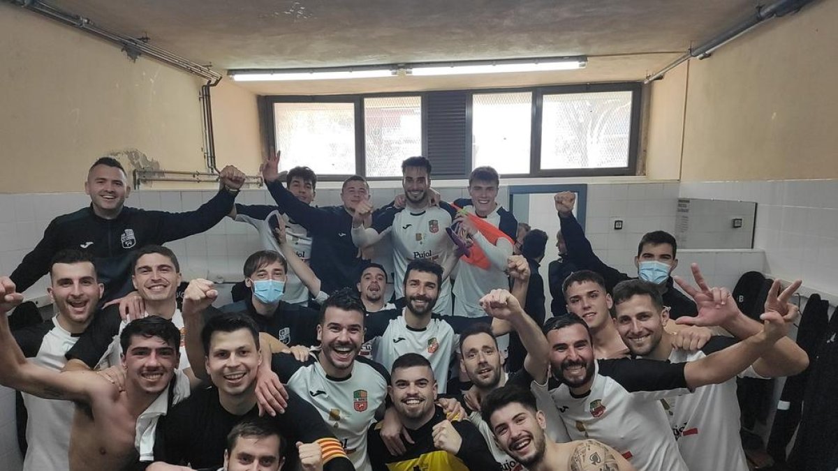 La plantilla del Borges celebrando su triunfo de ayer en el duelo directo frente al Vista Alegre.