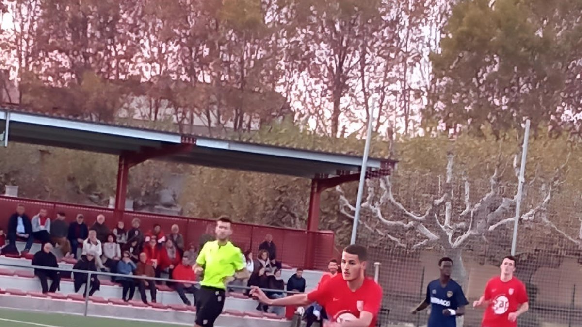 Un jugador del Juneda se desmarca para poder recibir el balón.