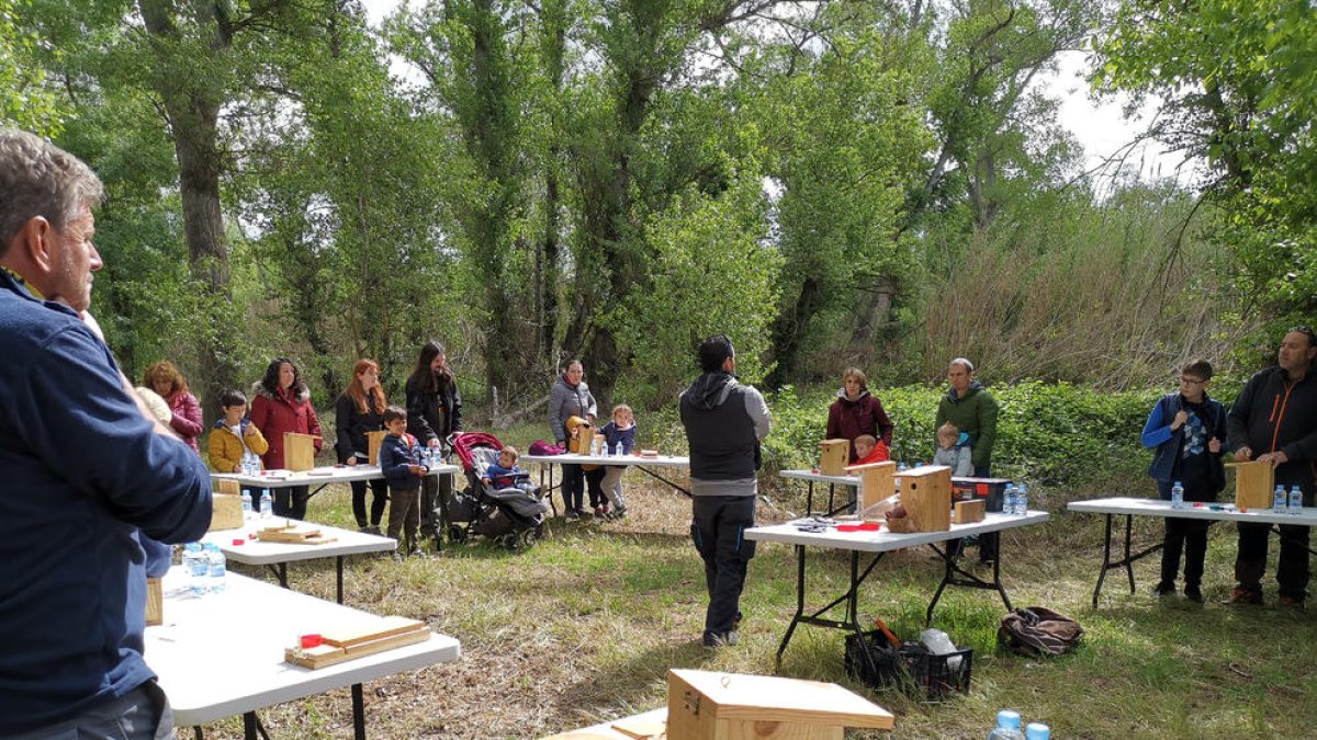 Els participants en el taller als Patamolls de Montoliu.