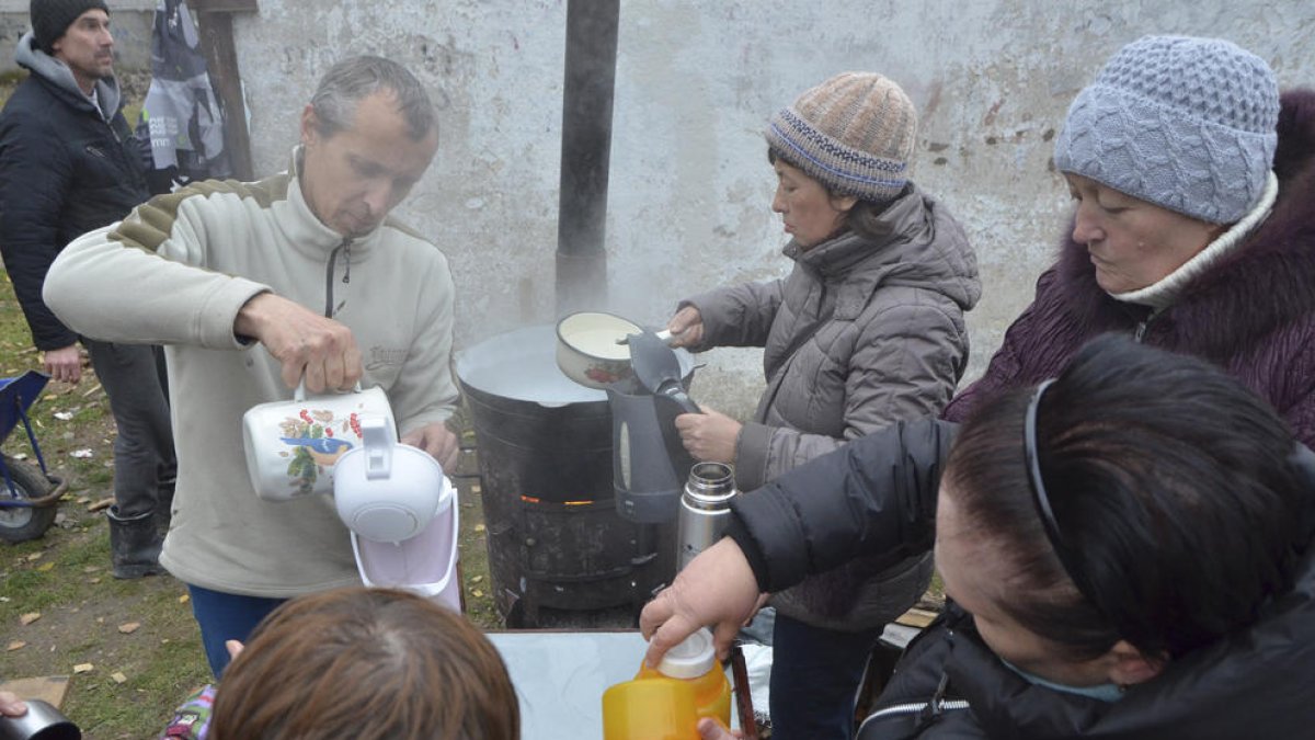 Voluntaris distribueixen aigua bullida a la ciutat de Kherson.