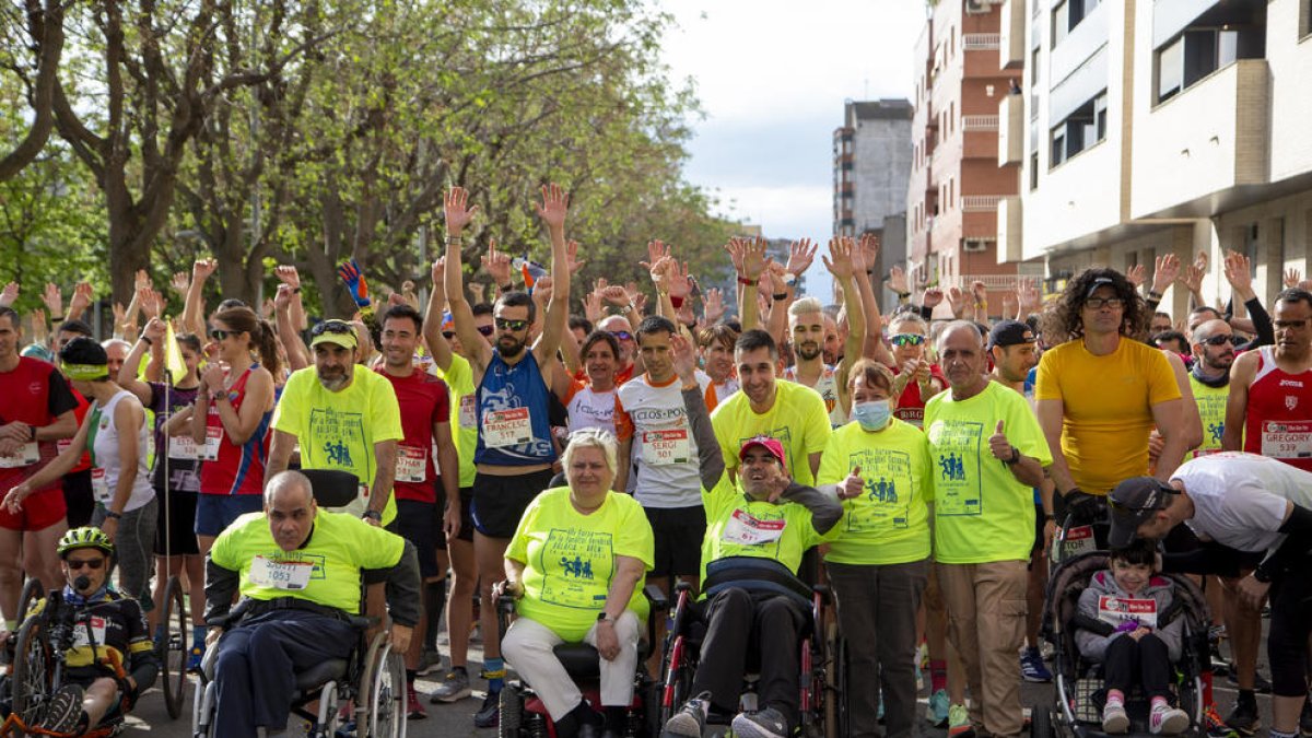 Els participants de la carrera no competitiva just abans de sortir.