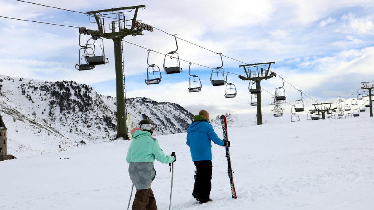 La nieve tiñe de blanco las estaciones de esquí del Pirineo