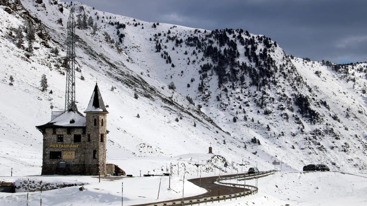 El cap del port de la Bonaigua ben emblanquinat i la carretera C-28 neta de neu.