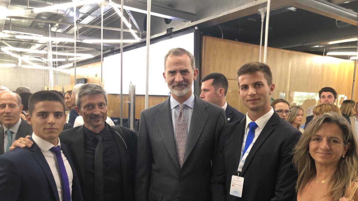 Guillem Casadesús, de Cervera (2º der.), el miércoles en Madrid con sus padres, su hermano y Felipe VI.