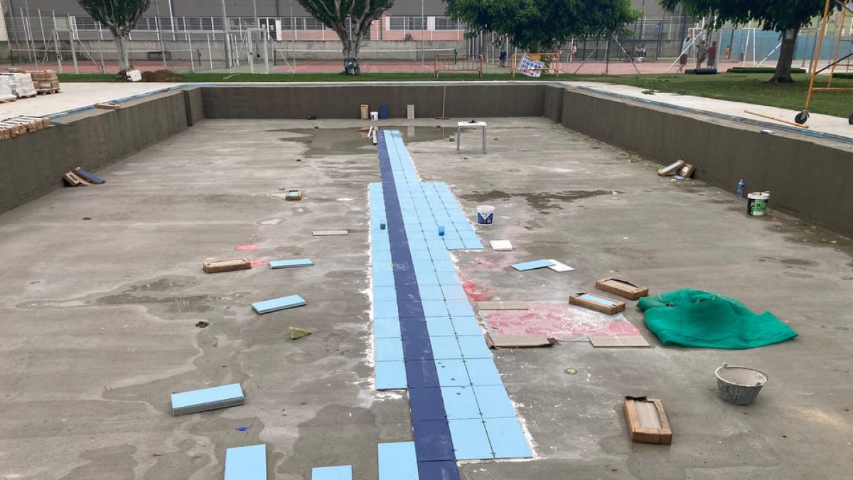 Las obras de la piscina de verano, en la que ahora se trabaja.