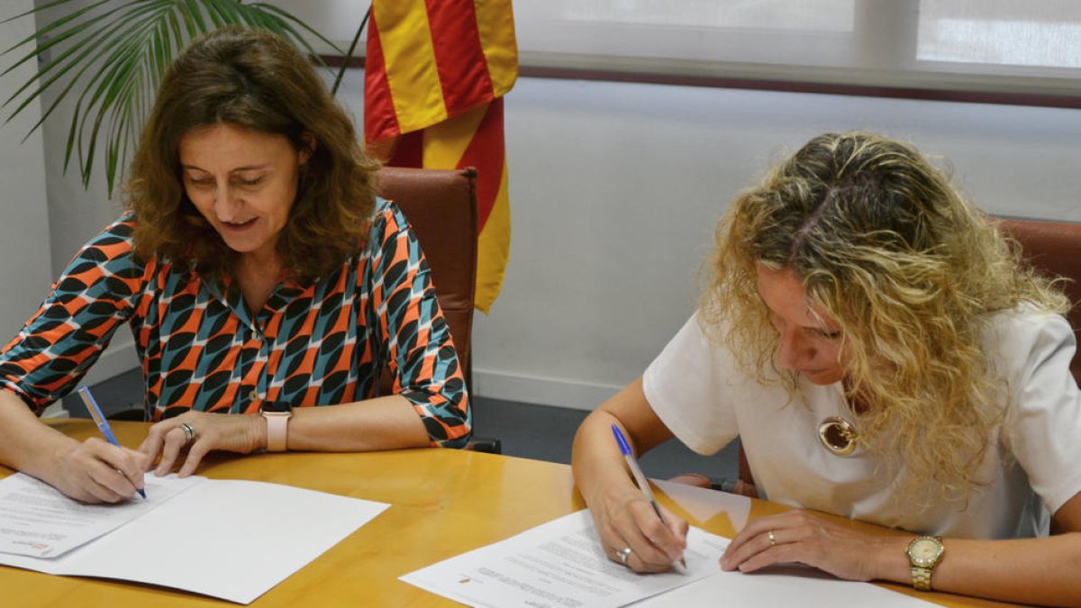 La firma del convenio ayer.