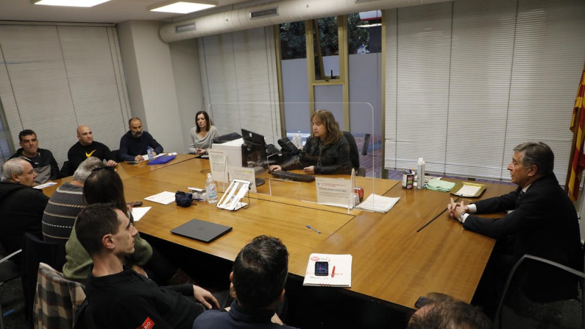 Trabajo intentó ayer la conciliación entre sindicatos y patronal, pero la reunión acabó en fracaso.
