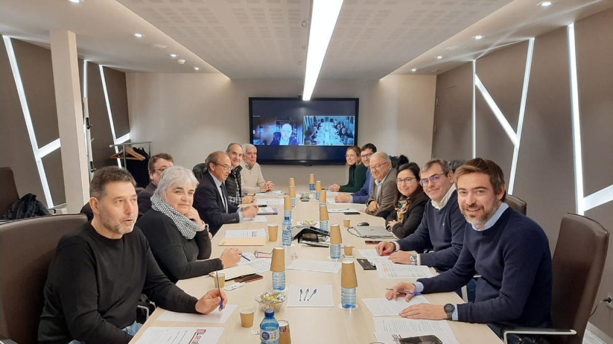 Los miembros del consejo de administración de Mercolleida durante la reunión de ayer.