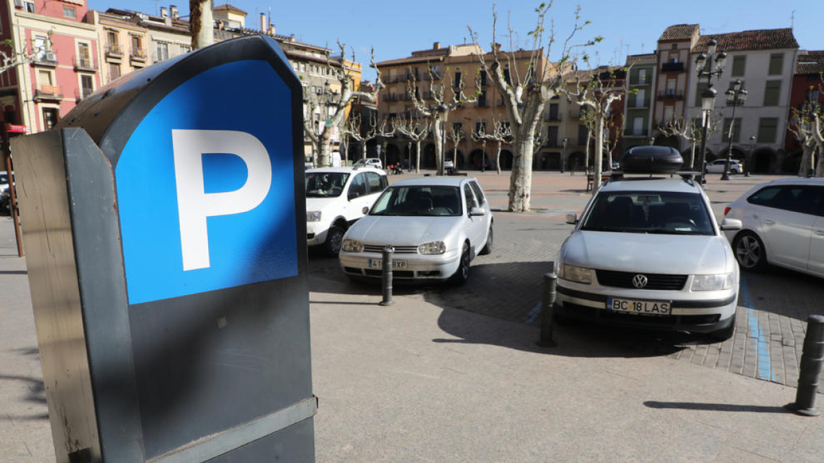 Places d’aparcament en zona blava de la plaça Mercadal de Balaguer.