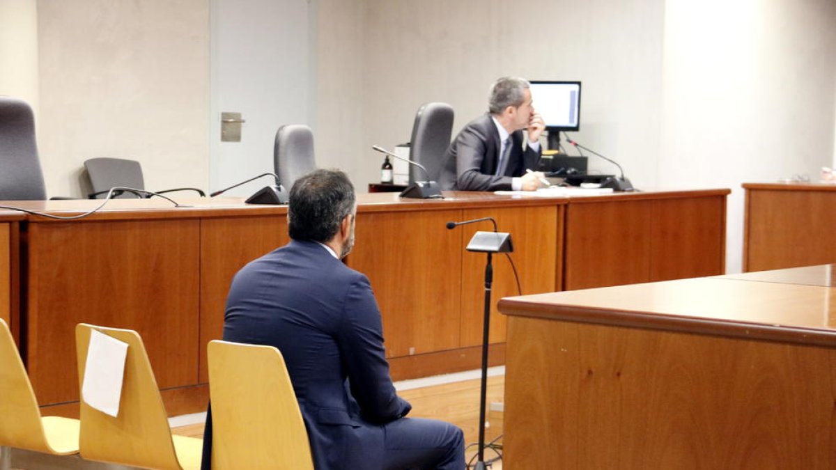 Suspenden el juicio a un abogado de la Generalitat de Lleida acusado de falsedad documental, a petición de la defensa