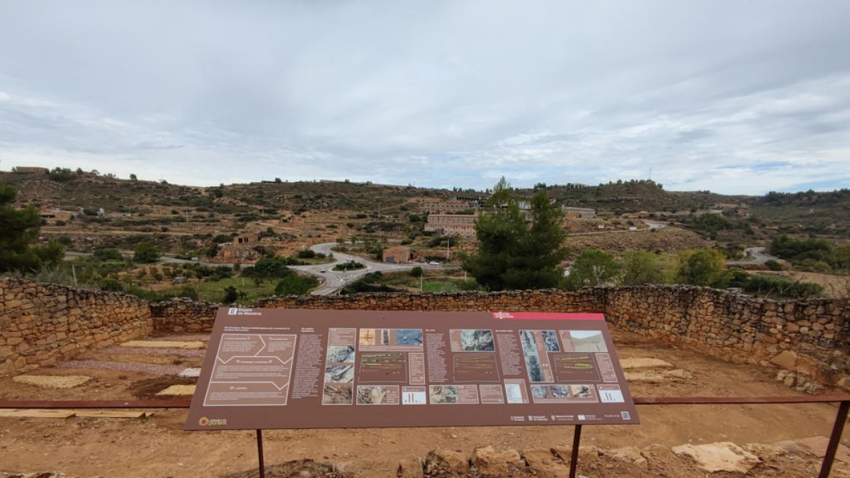 Los plafones explicativos en la fosa común del cementerio viejo.