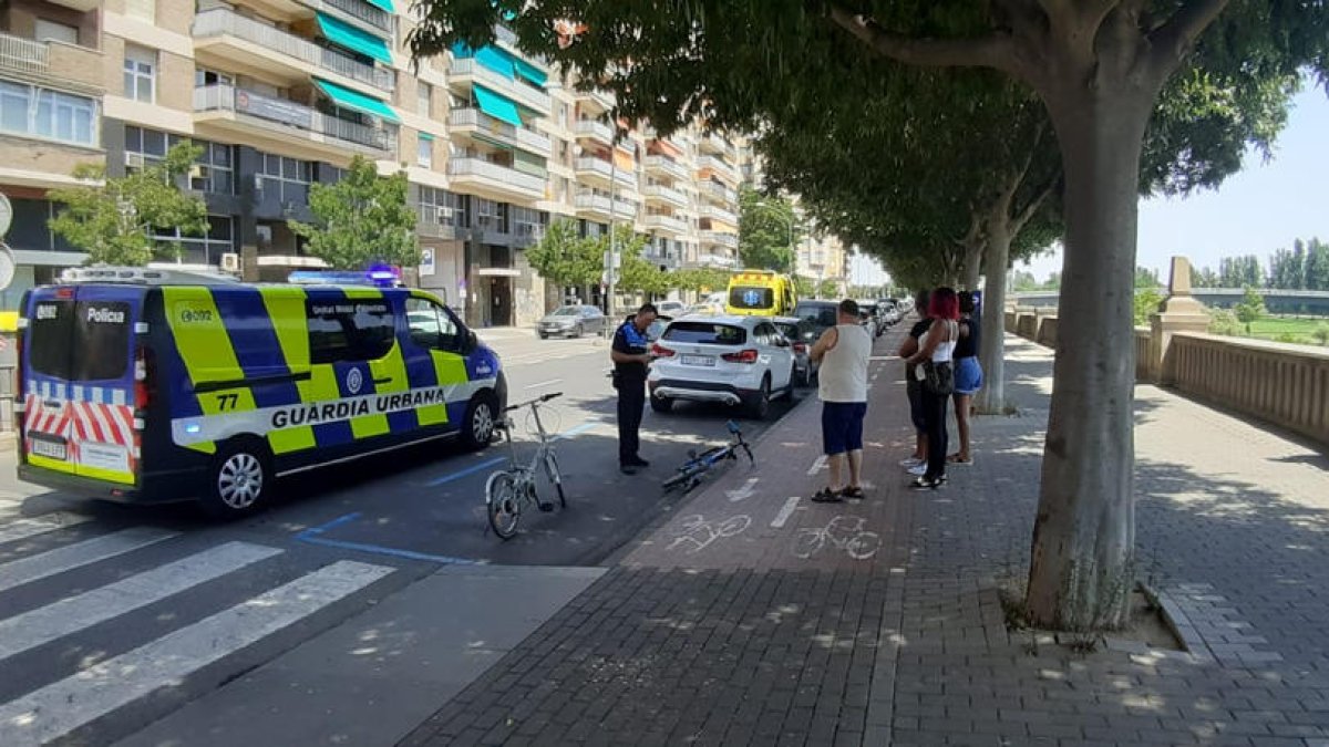 Atropellan a un niño de 9 años que iba en bici en la avenida del Segre