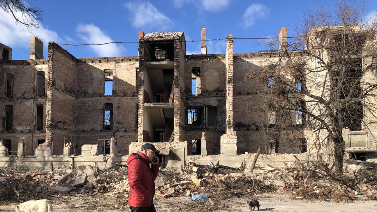 Un ciudadano pasea frente a un edificio destruido en la ciudad de Lyman, ubicada en la provincia de Donetsk.