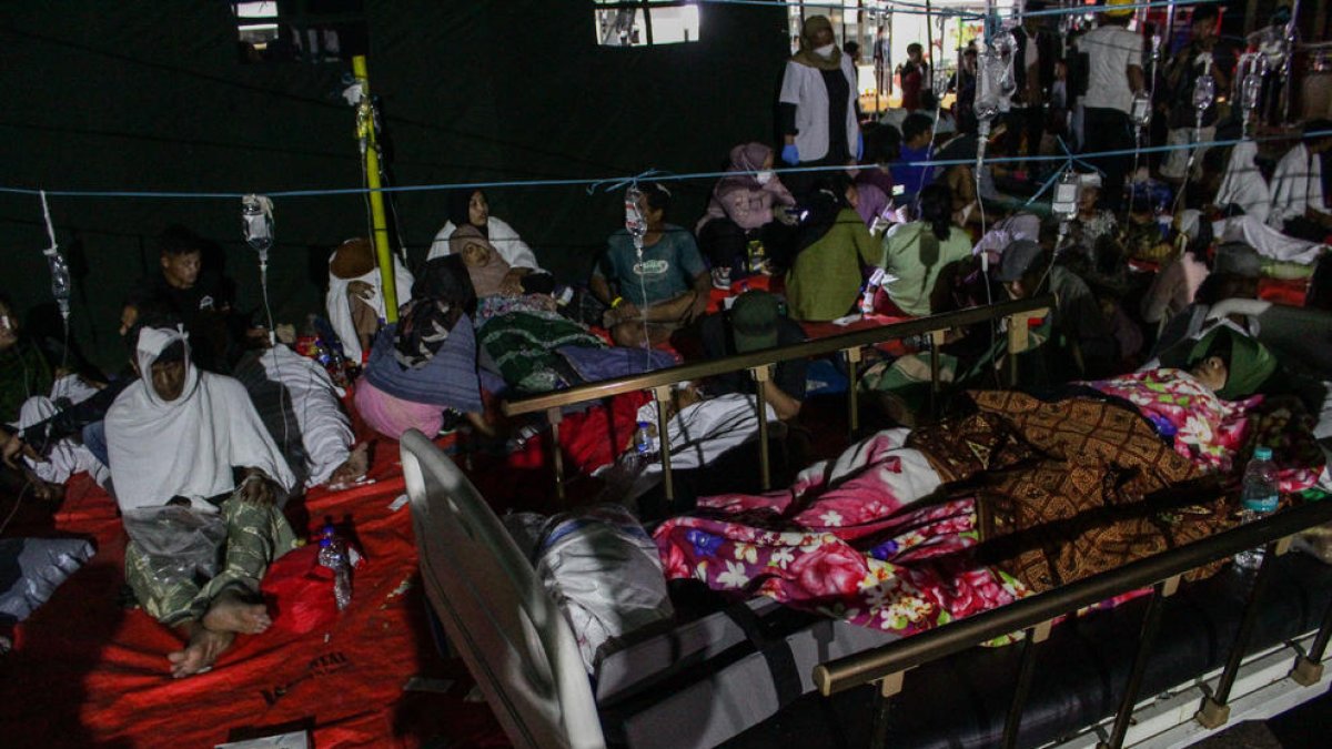 Pacients aglomerats a l’hospital de Cianjur després del sisme.