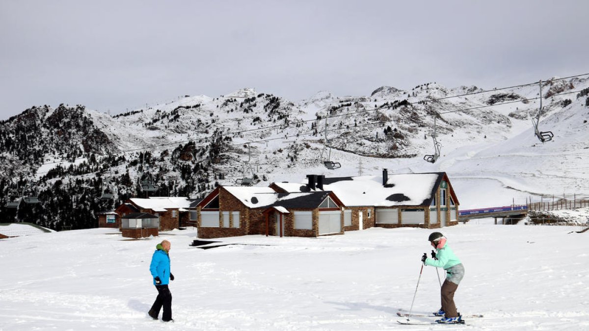 Dos aficionados se atrevieron ayer a esquiar en la zona de Baqueira.