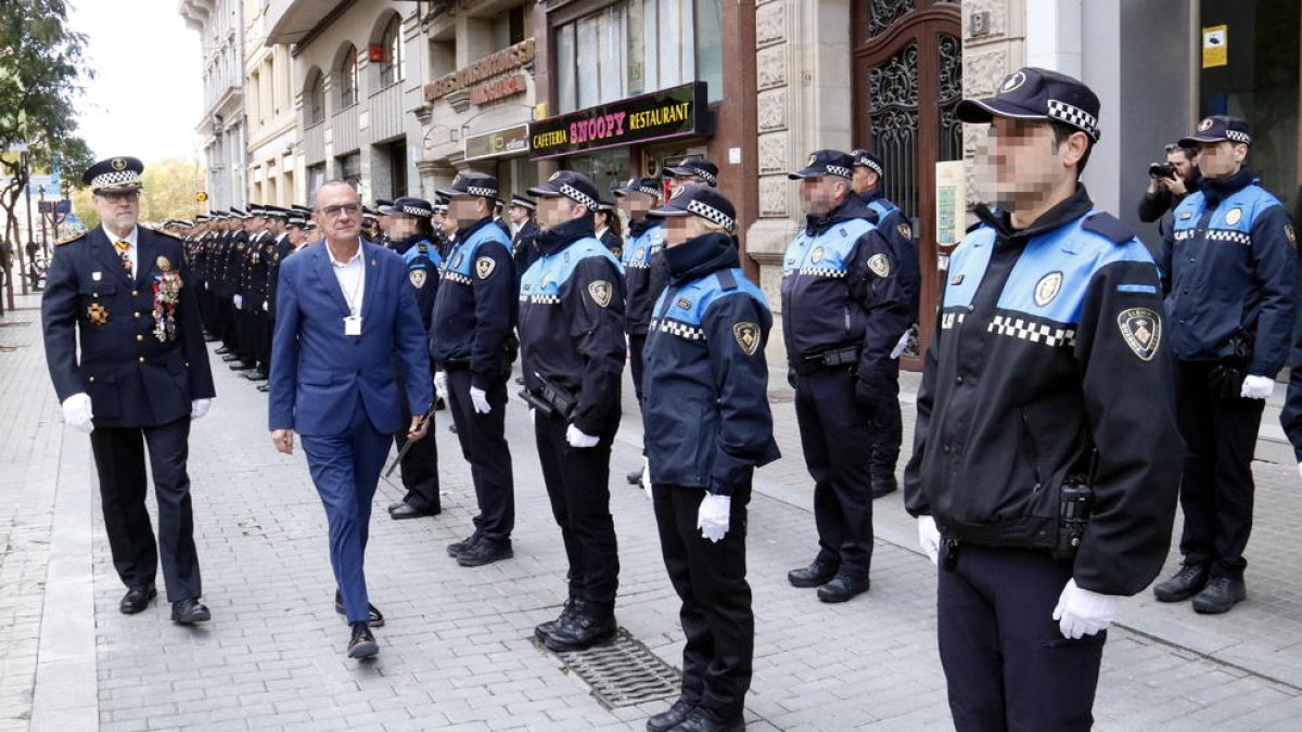L'alcalde de Lleida, Miquel Pueyo, passa revista als agents de la Guàrdia Urbana, acompanyat de l'intendent Josep Ramon Ibarz.