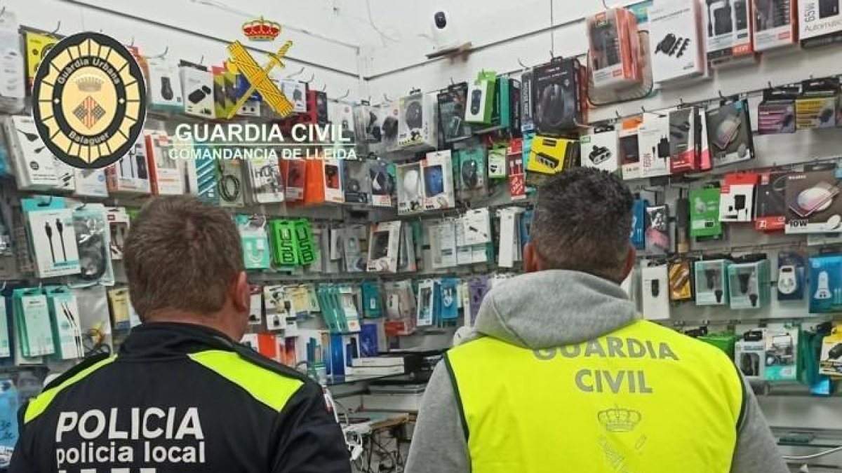 Comissen accessoris de telefonia mòbil falsificats valorats en més de 50.000 euros en una botiga de Balaguer