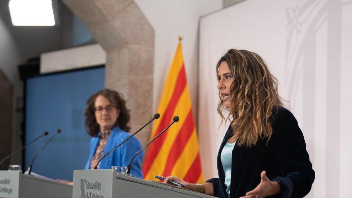 La consellera de Igualdad y Feminismos de la Generalitat de Catalunya, Tània Verge (izquierda), y la portavoz del Govern, Patrícia Plaja, intervienen en la rueda de prensa tras el Consell Executiu.