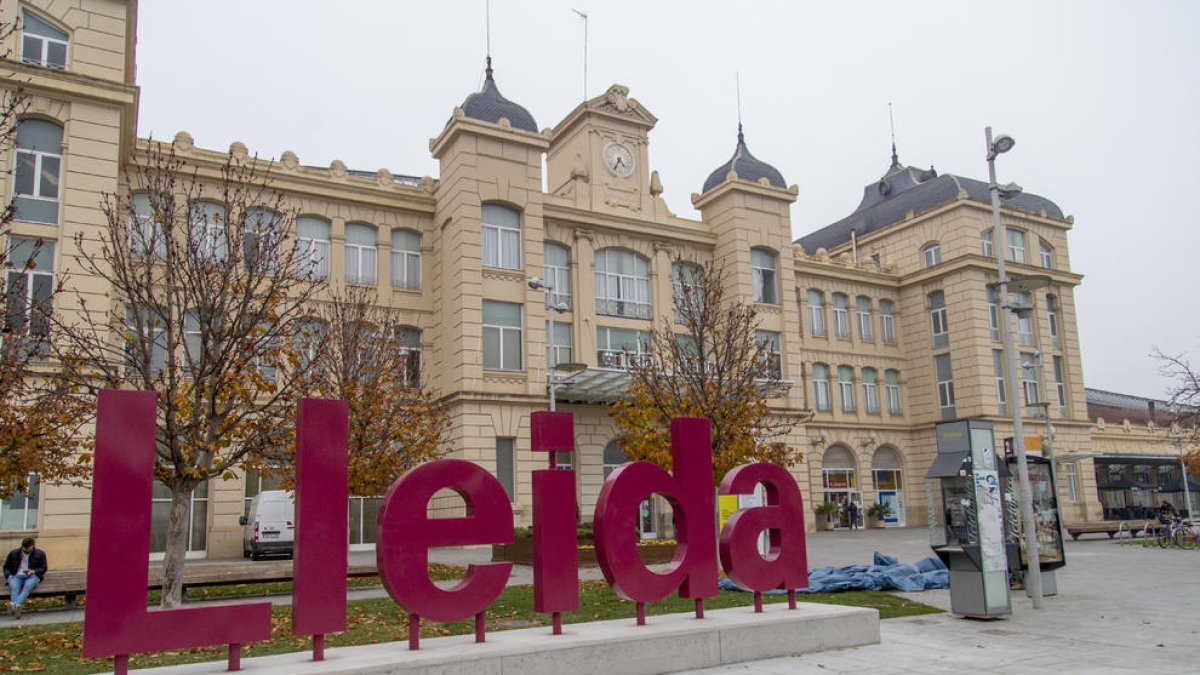 Imatge d'arxiu de la façana de l'estació de tren de Lleida.