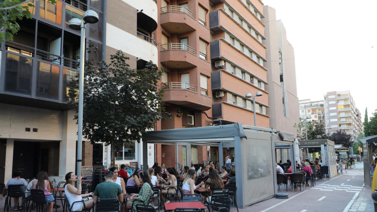 Vista general de tres bares de la calle Balmes de Lleida, una de las zonas de más ambiente de la ciudad, regentados por ciudadanos chinos.
