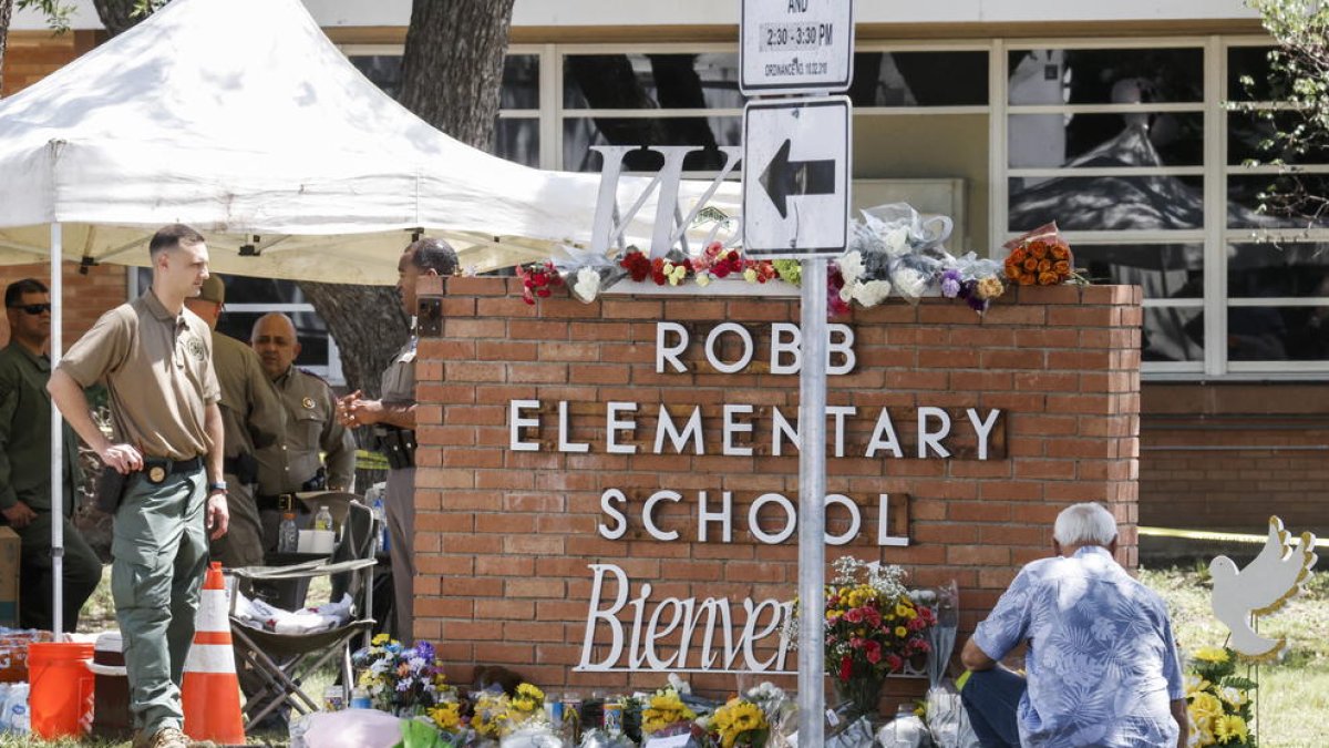 La Policía asegura que el agresor de Texas entró en la escuela sin oposición