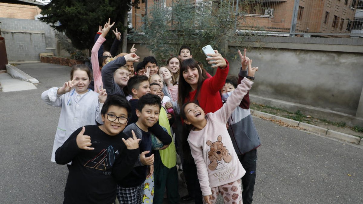 Commemoració massiva  - El Dia Mundial dels Drets de la Infància, el 20 de novembre, es va seguir massivament en nombrosos centres educatius de Ponent. A la imatge, alumnes de l’Escola Fedac de Lleida, que van anar a classe en pijama reivindica ...
