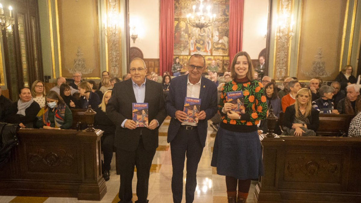 El salón de sesiones de la Paeria se llenó ayer para asistir a la presentación del volumen ilustrado.
