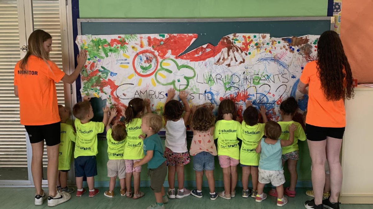 Nens de l’escola bressol al campus d’estiu de Seròs.