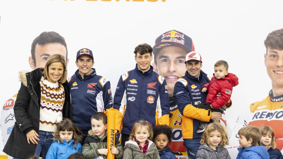 Marc Márquez, junto a Bou y Marcelli, con alumnos del centro.
