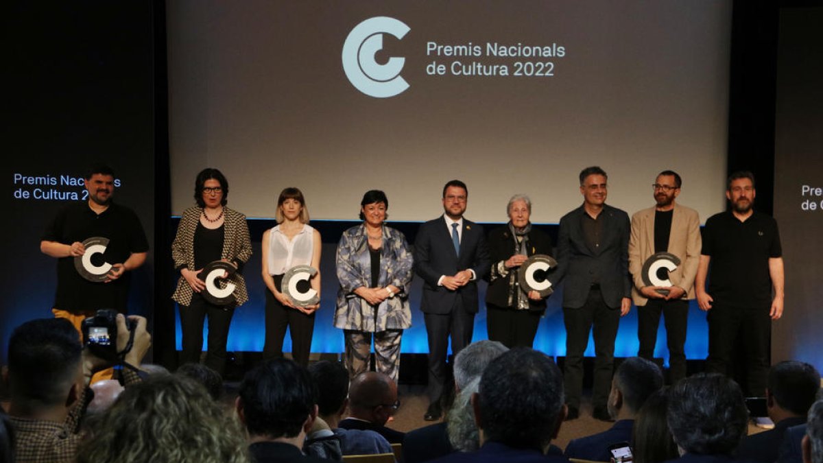 El president Aragonès, amb els cinc guardonats en els Premis Nacionals de Cultura 2022, que es van entregar ahir a l’auditori de la Fundació Miró a Barcelona.